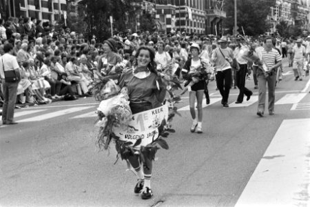 Laatste dag wandelvierdaagse van Nijmegen meisje dat voor eerste maal liep, Bestanddeelnr 932-2553