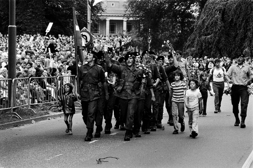 Laatste dag zwaaiende militairen met gladiolen, Bestanddeelnr 930-3632