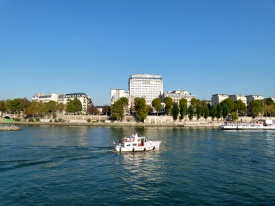 La Seine avec un bateau