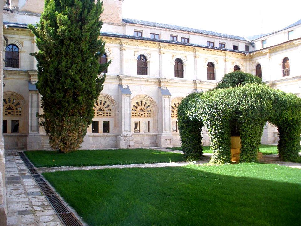 La Vid - Monasterio de Santa Maria, claustro 06