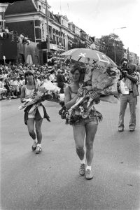 Laatste dag wandelvierdaagse van Nijmegen meisje met veel bloemen, Bestanddeelnr 932-2554
