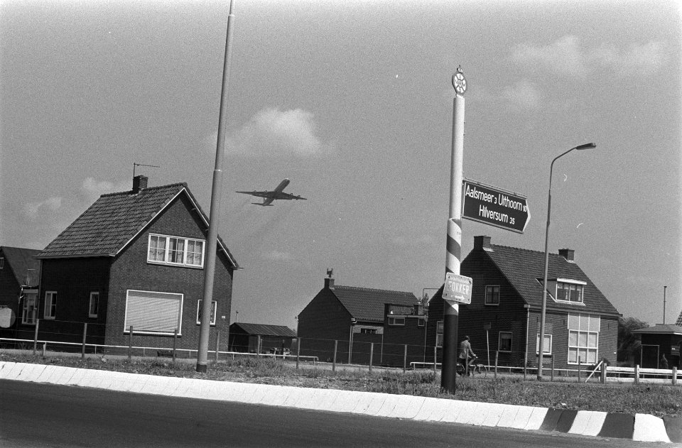 Laagvliegende vliegtuigen boven huizen bij Schiphol, Bestanddeelnr 924-7352