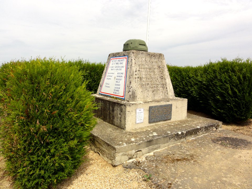 La Ville-aux-Bois-lès-Dizy (Aisne) mémorial char Sampiero-corso, commandant Bescond (01)