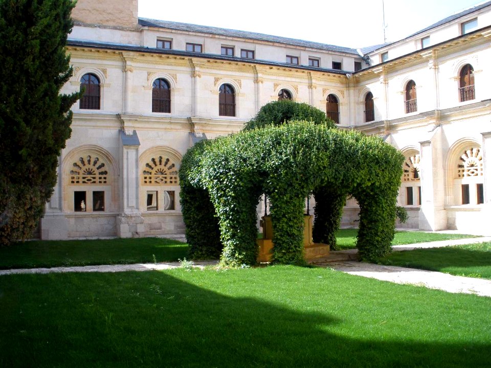 La Vid - Monasterio de Santa Maria, claustro 07
