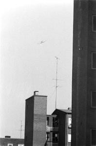Laagvliegende vliegtuigen boven huizen bij Schiphol, Bestanddeelnr 924-7356