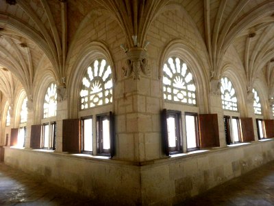 La Vid - Monasterio de Santa Maria, claustro 01