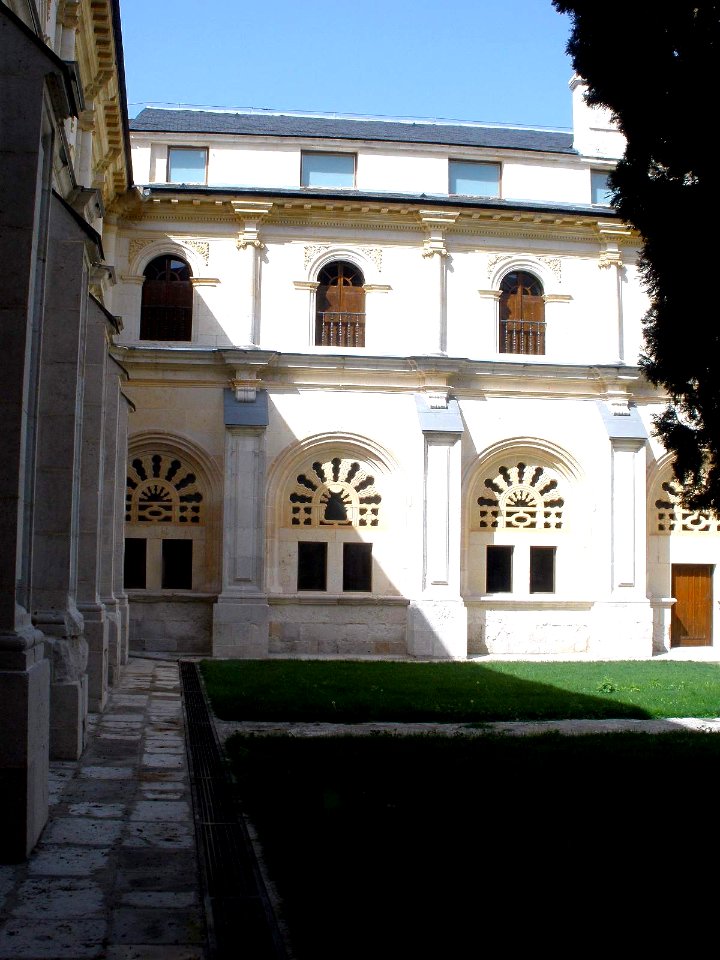 La Vid - Monasterio de Santa Maria, claustro 04