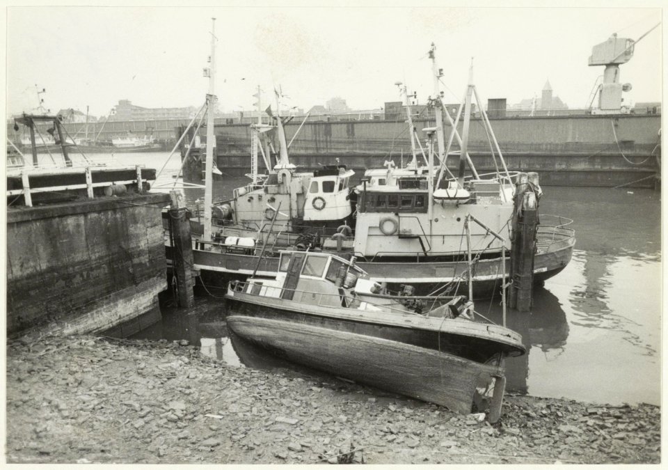 Laagwater in de Vissershaven, ziende naar het noorden vanaf de Trawlerkade. NL-HlmNHA 54023318