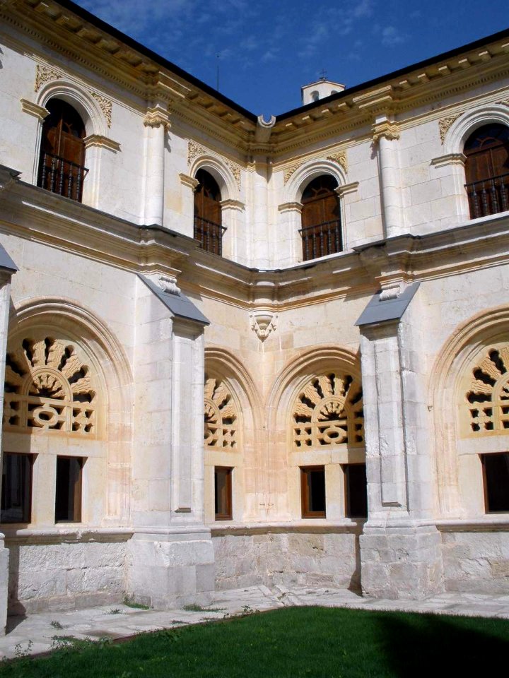 La Vid - Monasterio de Santa Maria, claustro 09
