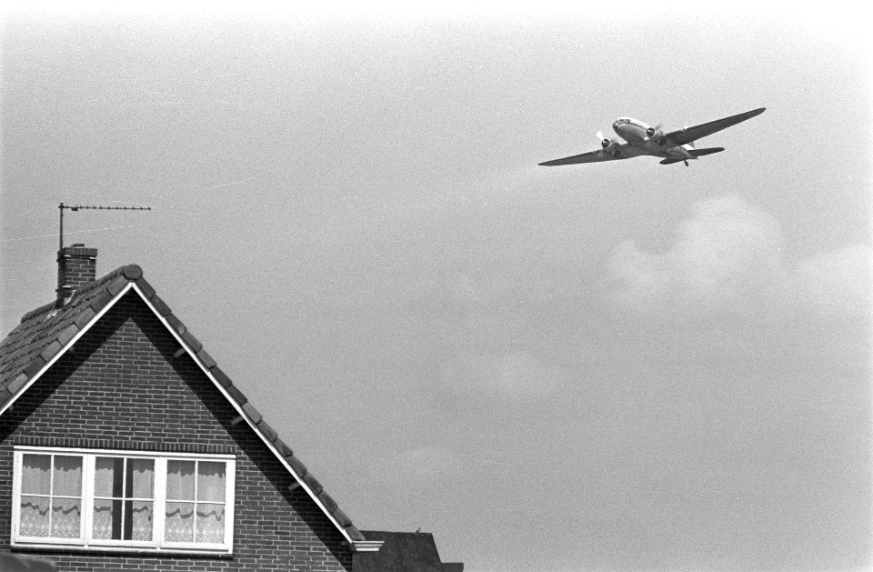 Laagvliegende vliegtuigen boven huizen bij Schiphol, Bestanddeelnr 924-7355