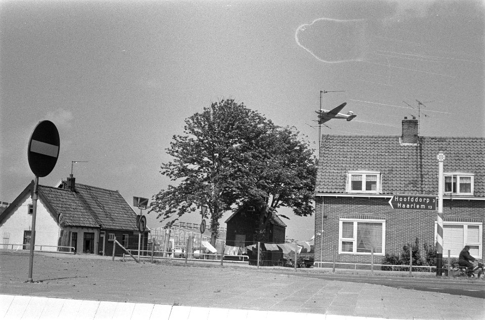 Laagvliegende vliegtuigen boven huizen bij Schiphol, Bestanddeelnr 924-7353