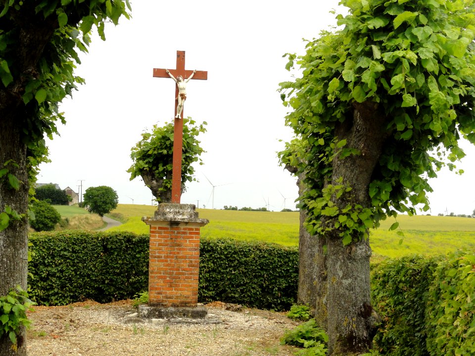 La Ville-aux-Bois-lès-Dizy (Aisne) croix de chemin, est