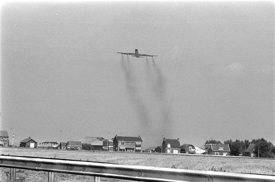 Laagvliegende vliegtuigen boven huizen bij Schiphol, Bestanddeelnr 924-7354