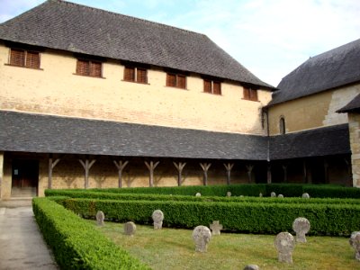 Lacommande (Pyr-Atl, Fr) la Commanderie et son cimetière aux stèles anciennes
