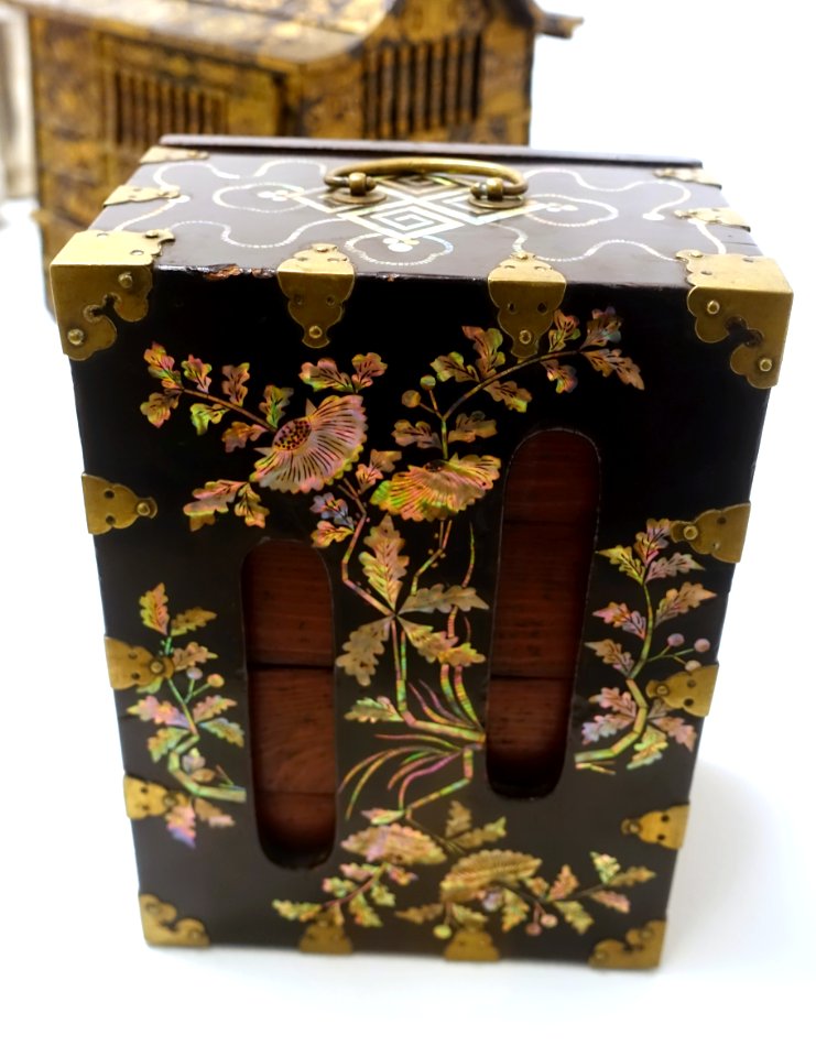 Lacquer box with wooden insert, Korea, Joseon dynasty, c. 1900 AD, lacquer, mother-of-pearl, wood, brass - Linden-Museum - Stuttgart, Germany - DSC03500