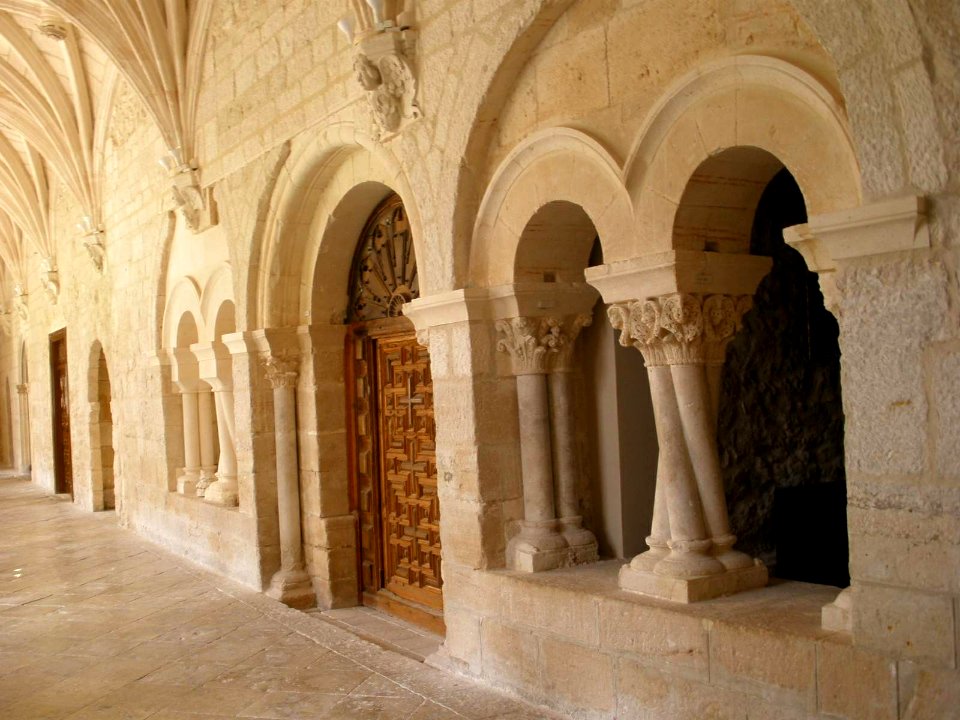 La Vid - Monasterio de Santa María, claustro 04