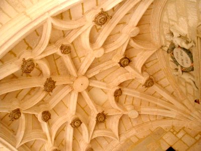La Vid - Monasterio de Santa María, claustro 01