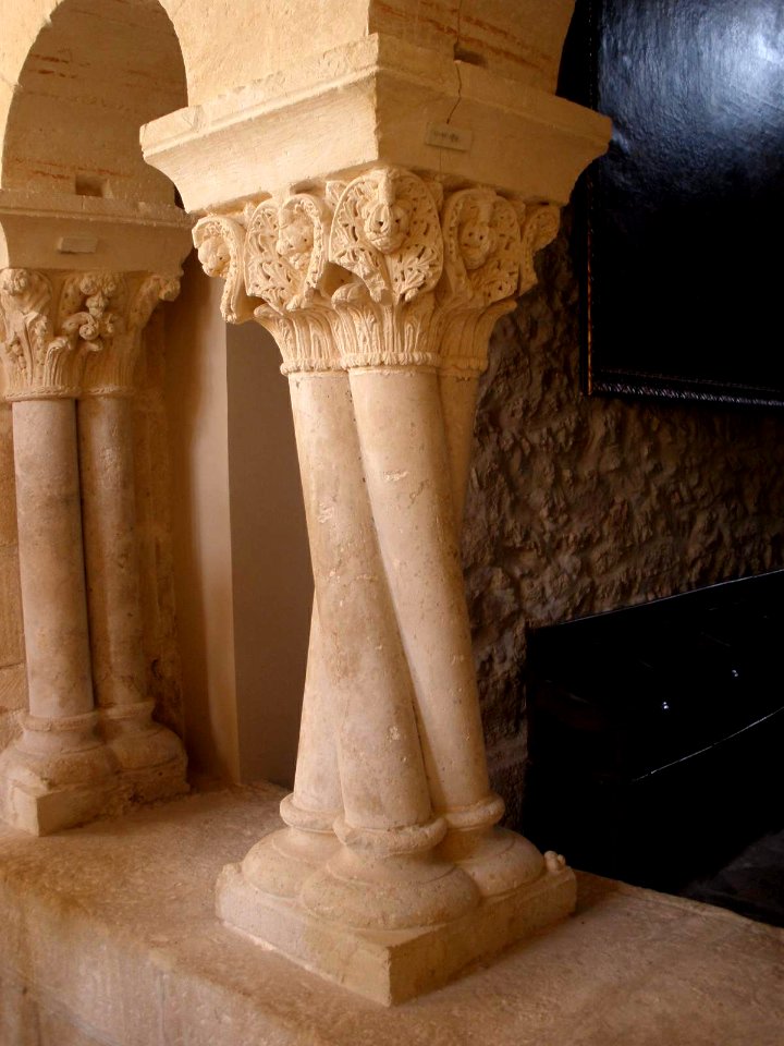 La Vid - Monasterio de Santa María, claustro 06