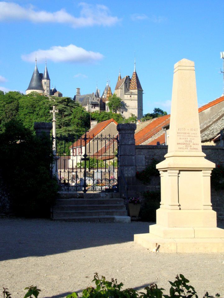 La Rochepot (Côte-d'Or, Fr) monument aux morts