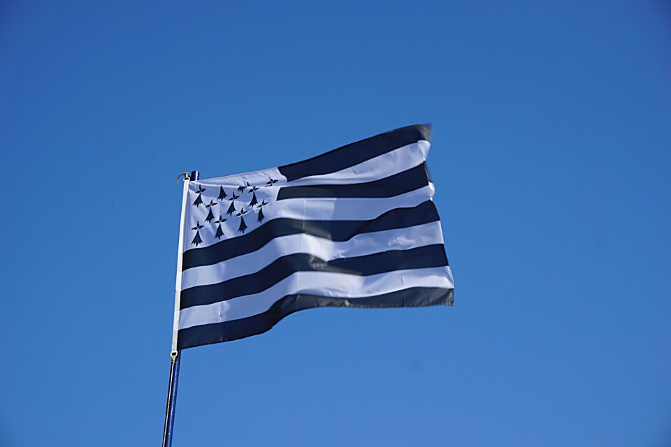 Wind stripes symbol