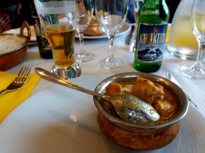 La Voie Himalaya, restaurant lyonnais - Poulet au curry avec une bière népalaise, la Khukuri