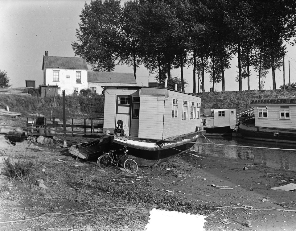 Laag water Waal bij Tiel. Woonboten op het droge, Bestanddeelnr 904-8007
