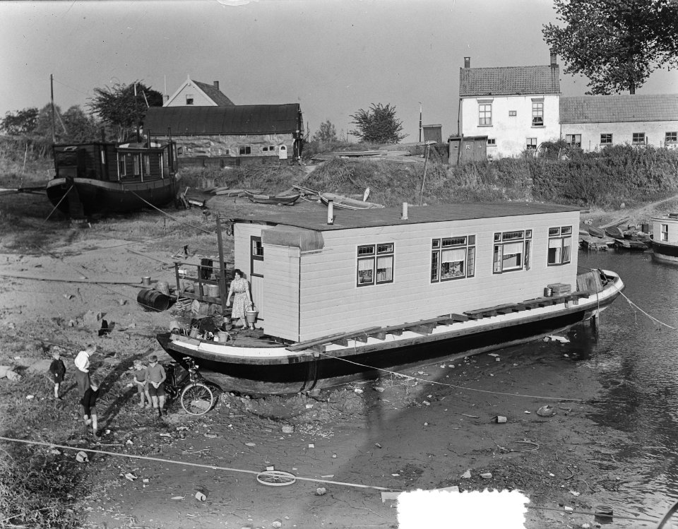 Laag water Waal bij Tiel, gestrande woonboot, Bestanddeelnr 904-8004