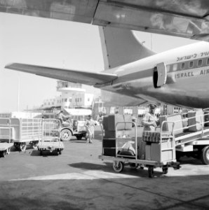 Laad - en loswerkzaamheden bij een toestel van El Al op de luchthaven, Bestanddeelnr 255-3111 photo