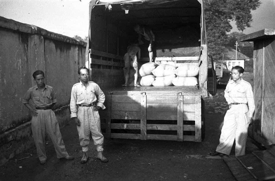 Laadbak van een vrachtwagen geopend. Balen rijst zijn zichtbaar. Drie Indonesis, Bestanddeelnr 974