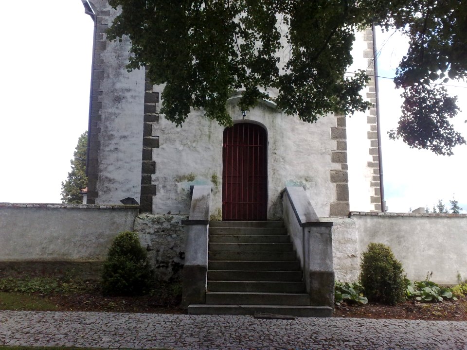 Kvášňovice - vchod do kostela