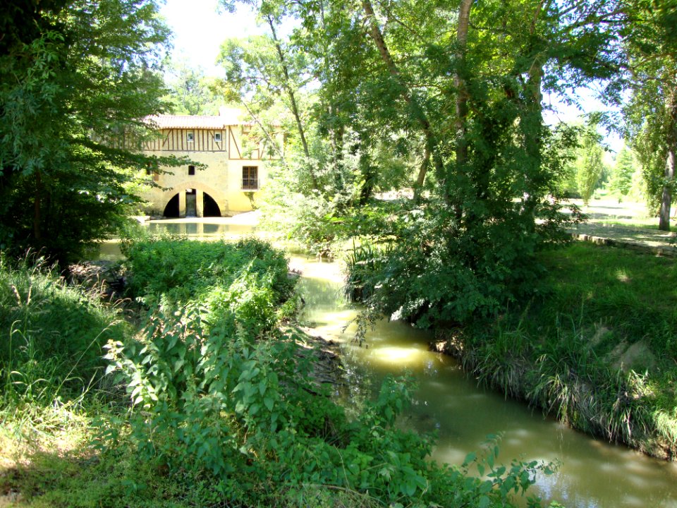L'Isle-Arné (Gers, Fr) moulin sur un bras de l'Arrats