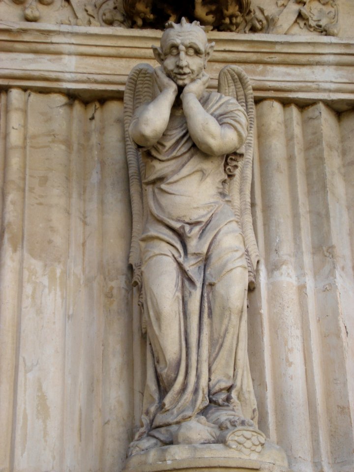 L'Isle-Adam, diable du portail de l'église