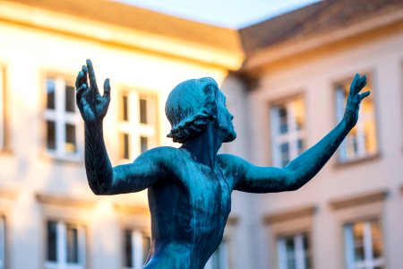 Läuferskulptur hinter der neuen Aula in Tübingen 02