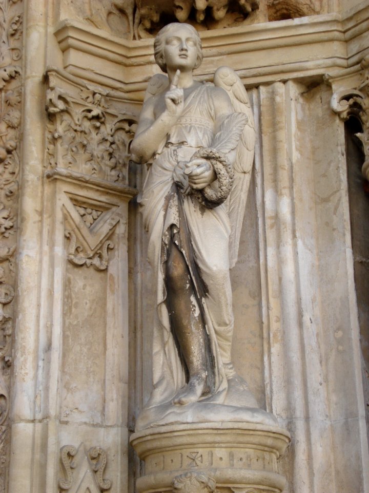 L'Isle-Adam, ange du portail de l'église