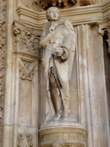 L'Isle-Adam, ange du portail de l'église