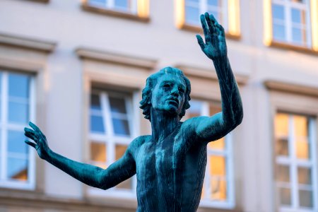 Läuferskulptur hinter der neuen Aula in Tübingen 03