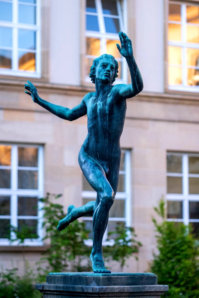 Läuferskulptur hinter der neuen Aula in Tübingen 01