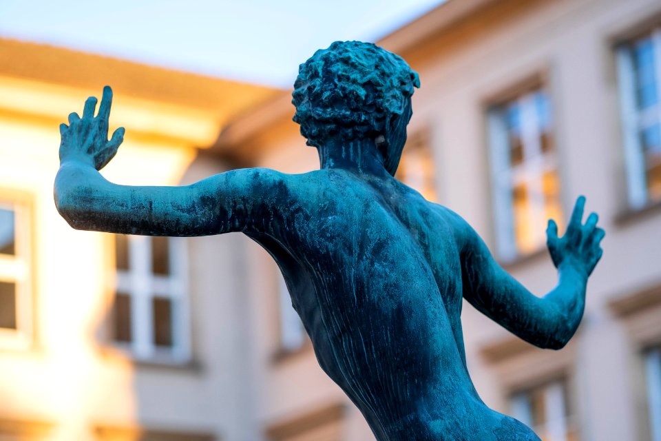 Läuferskulptur hinter der neuen Aula in Tübingen 05