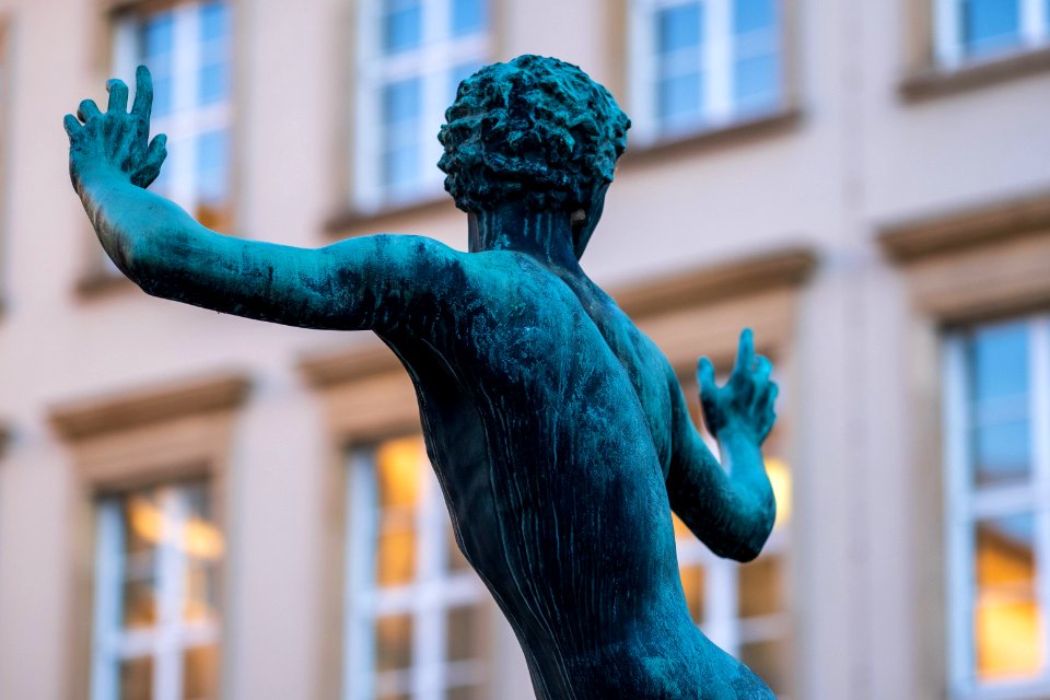 Läuferskulptur hinter der neuen Aula in Tübingen 04