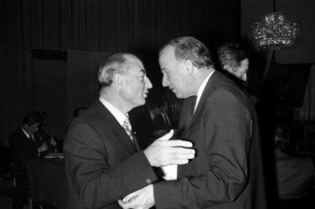 KVP partijraad bijeen, Rotterdam, (l) Schmelzer, (r) De Zeeuw, Bestanddeelnr 925-1844