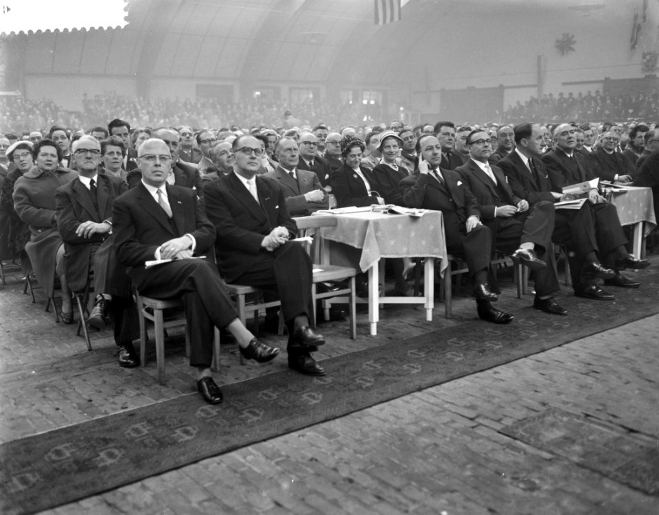 KVP Landdag in de veemarkthallen te Den Bosch v.l.n.r. Minister Beel , Minister , Bestanddeelnr 910-1990
