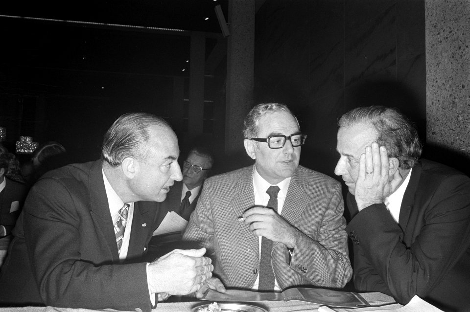 KVP partijraad bijeen, Rotterdam, v.l.n.r. minister Schmelzer , ex-voorzitter Va, Bestanddeelnr 925-1834