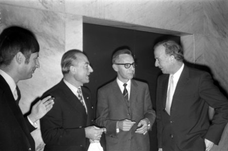 KVP partijraad bijeen, Rotterdam, v.l.n.r. minister Van Agt , (Justitie), minist, Bestanddeelnr 925-1835