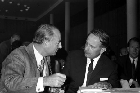 KVP partijraad bijeen, Utrecht, nr 7 (l) minister Schmelzer , (r) prof Steenka, Bestanddeelnr 924-9465