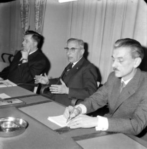 KVP Vergadering Krasnapolski v.l.n.r. Mr. J. Mommersteeg De Quay en Dr. Van Klee, Bestanddeelnr 913-6964