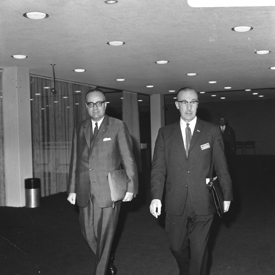 KVP minister Pieter Bogaers van volkshuisvesting (l) en ir. Vink, Bestanddeelnr 919-6066