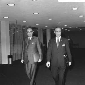 KVP minister Pieter Bogaers van volkshuisvesting (l) en ir. Vink, Bestanddeelnr 919-6066