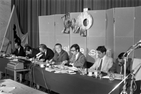 KVP partijraad bijeen, Rotterdam, bestuurstafel, Bestanddeelnr 925-1852