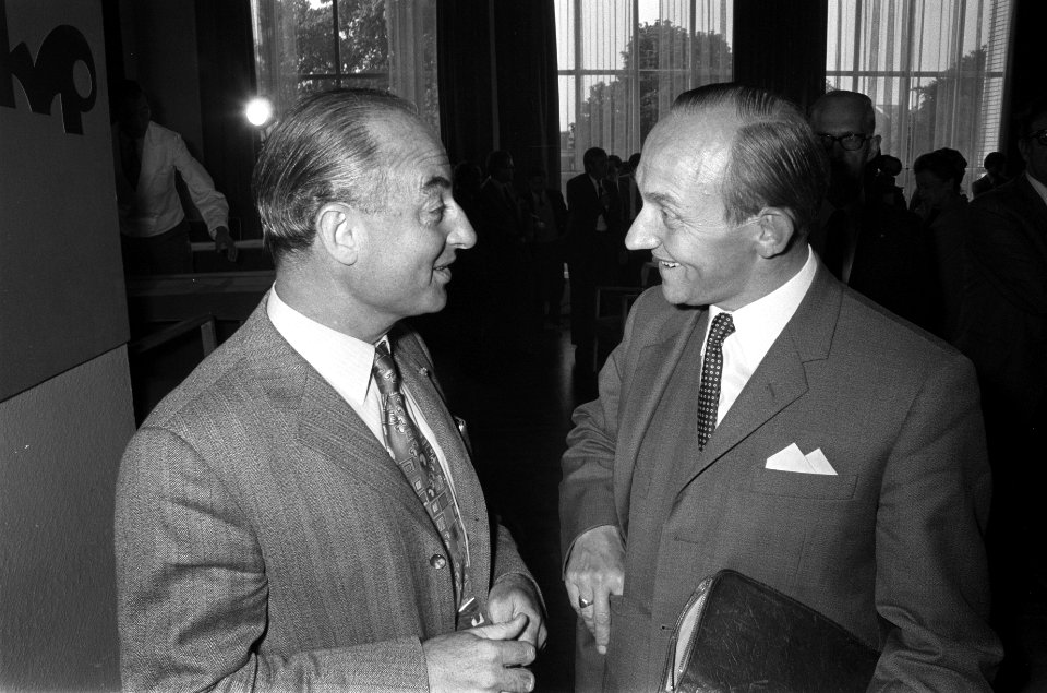 KVP partijraad bijeen, Utrecht, nr 3, 4 (l) Schmelzer, ( Steenkamp), Bestanddeelnr 924-9468