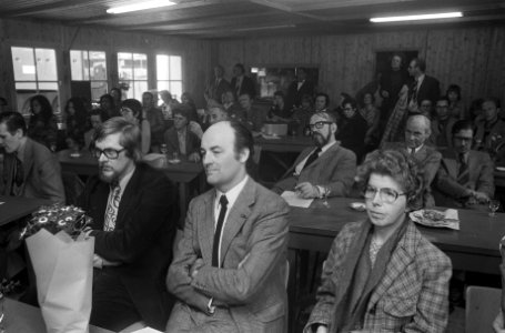 Kuypers (Volkshuisvesting) geeft sleutel aan eerste bewoonster van nieuwe huizen, Bestanddeelnr 927-1108
